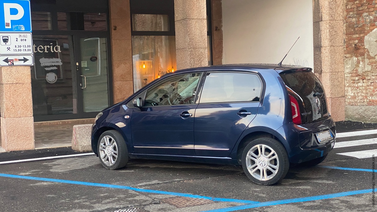 Auto in sosta sulle strisce blu